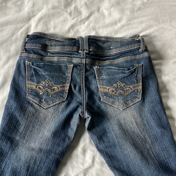 Almost Famous Women’s Capri Jeans - Picture 4 of 5